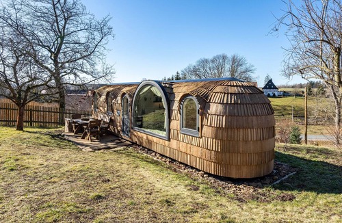 Hirschfeld House | Tiny Home 'Stall Und Sterne - Großer Wagen' with Private Terrace, Shared Garden and Wi-Fi