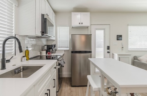 College Park House | Tiny home w/chef's kitchen & hammock patio