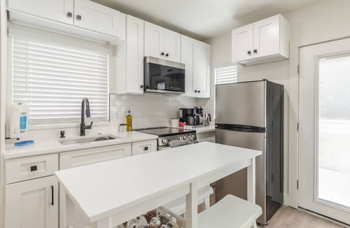 College Park House | Tiny home w/chef's kitchen & hammock patio