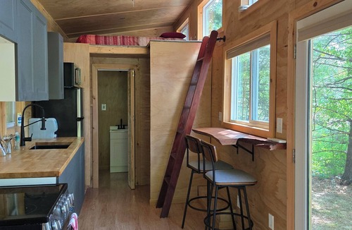 Feura Bush House | Tiny Home w/Hot Tub and Sunset View!