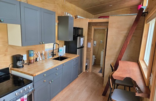 Feura Bush House | Tiny Home w/Hot Tub and Sunset View!