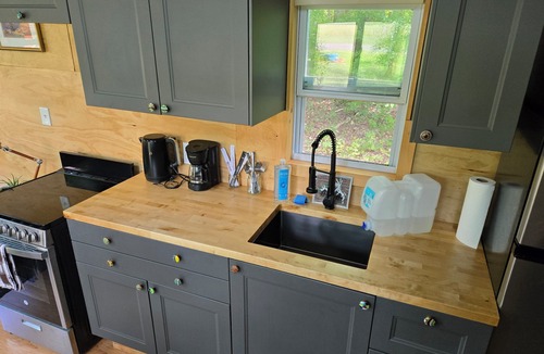 Feura Bush House | Tiny Home w/Hot Tub and Sunset View!