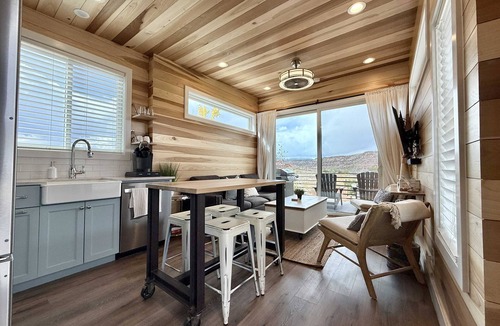 Escalante House | Tiny‑Home W/King Bed, Fire Pit & Monument Views