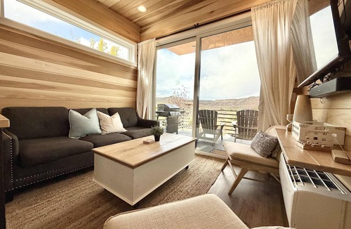 Escalante House | Tiny‑Home W/King Bed, Fire Pit & Monument Views