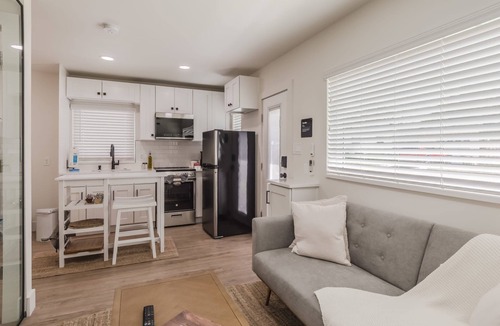 College Park House | Tiny home w/private backyard & full kitchen