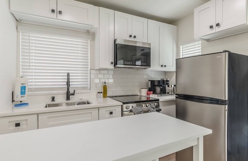 College Park House | Tiny home w/private backyard & full kitchen