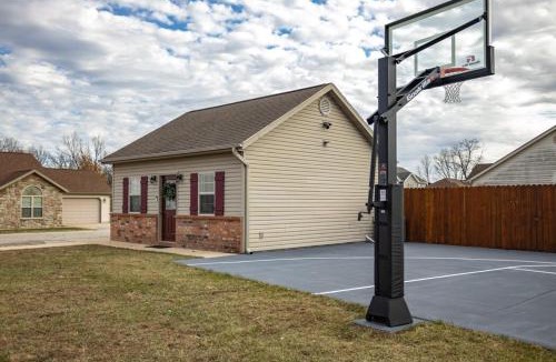 Waynesville House | Tiny Home with Hot Tub Near Ft Leonard Wood!