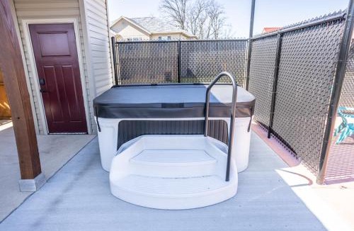 Waynesville House | Tiny Home with Hot Tub Near Ft Leonard Wood!