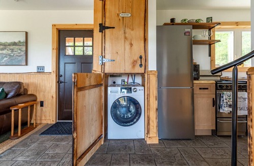 Parksville House | Tiny Home with Spectacular Views & FP
