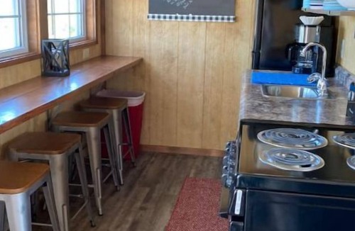 Leasburg House | Tiny House #8 – One bedroom cabin near wineries, caves, hiking & floating!