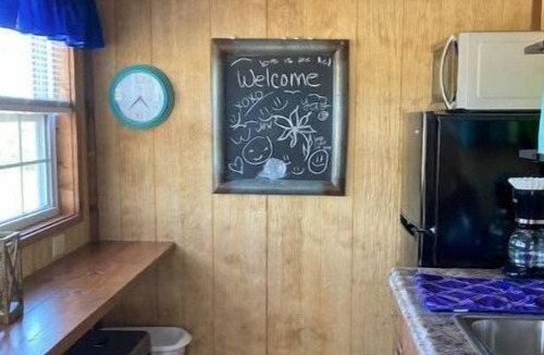 Leasburg House | Tiny House #9 – One bedroom cabin near wineries, caves, hiking & floating!
