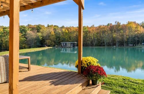 Brackney Boat Rental | Tiny House Boat on a Tiny Lake Retreat
