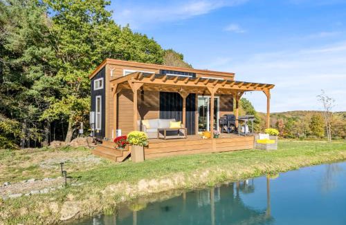 Brackney Boat Rental | Tiny House Boat on a Tiny Lake Retreat