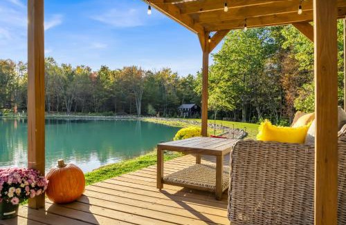Brackney Boat Rental | Tiny House Boat on a Tiny Lake Retreat