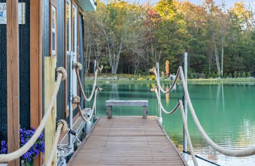 Brackney Boat Rental | Tiny House Boat on a Tiny Lake Retreat