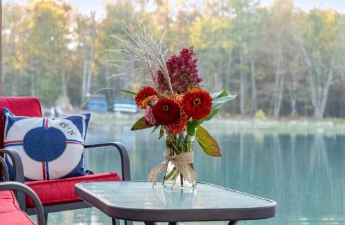 Brackney Boat Rental | Tiny House Boat on a Tiny Lake Retreat