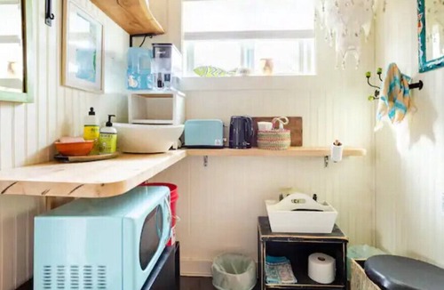 Guilford House | Tiny House Bungalow-Walk to Beach, Town and Train