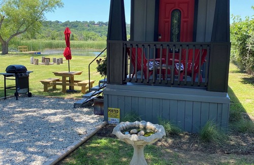 Dennis Cottage | Tiny House Cottage On The Lake