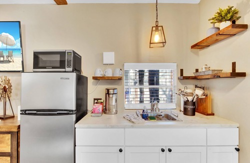 San Marcos House | Tiny House - Cozy and Clean - close to Stadium, Texas State & Floating SM River