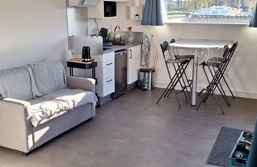 Toul House | Tiny house facing the Toul marina