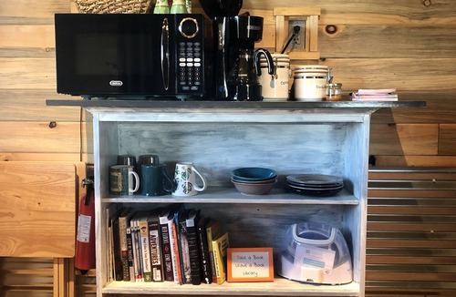 Lazear Apartment | Tiny House Farm Stay w/Kitchenette