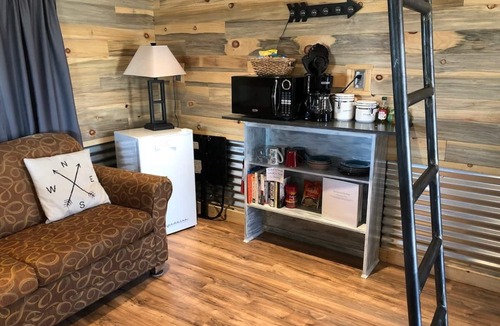 Lazear Apartment | Tiny House Farm Stay w/Kitchenette