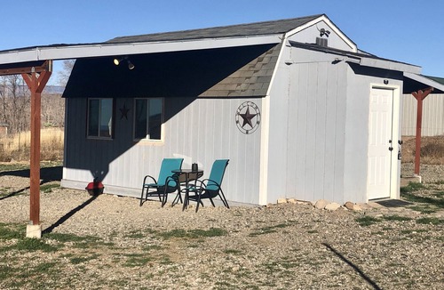 Lazear Apartment | Tiny House Farm Stay w/Kitchenette