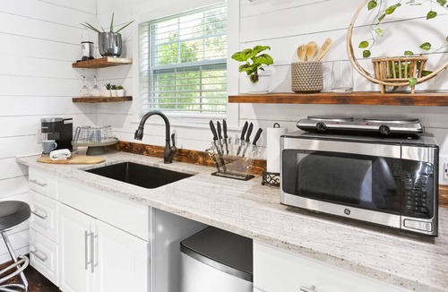 Fairview House | Tiny house FIFA approved! 47 miles from AT&T Stadium