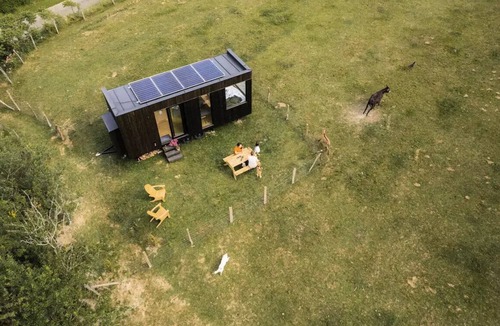 Les Hays Cabin | Tiny House in the heart of the Jura: a dream getaway for animal lovers - 2 adults + 2 children up to 12 + 1 baby
