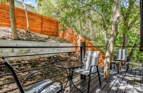 MLK House | Tiny House-Sleeps 4-Kitchen-Washer/Dryer-Patio