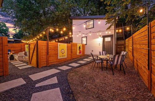 MLK House | Tiny House-Sleeps 4-Kitchen-Washer/Dryer-Patio