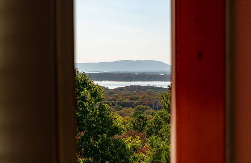Clayton Cabin | Tiny House With a Million Dollar View (Oka Chukka)
