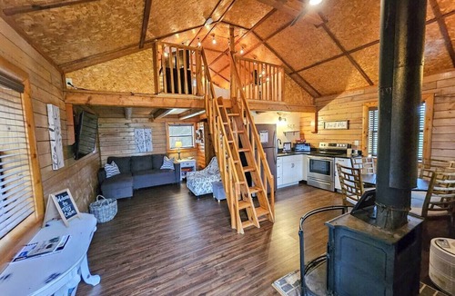 Lampe House | Tiny Log Cabin W/Hot Tub! Full Kitchen