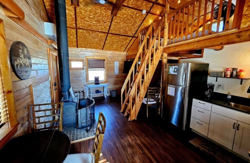 Lampe House | Tiny Log Cabin W/Hot Tub! Full Kitchen
