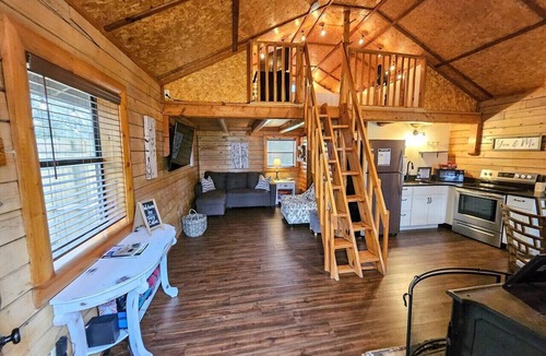Lampe House | Tiny Log Cabin W/Hot Tub! Full Kitchen