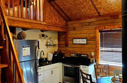 Lampe House | Tiny Log Cabin W/Hot Tub! Full Kitchen