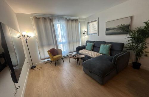 Longue-Pointe Apartment | Tiny Penthouse Big Balcony Central & Cozy