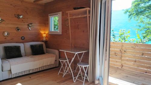 Viviers-du-Lac Hotel | Tiny-Pool-Lake