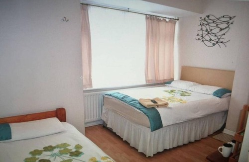 Harlington House | Tiny Single shared bathroom Room ssbyr