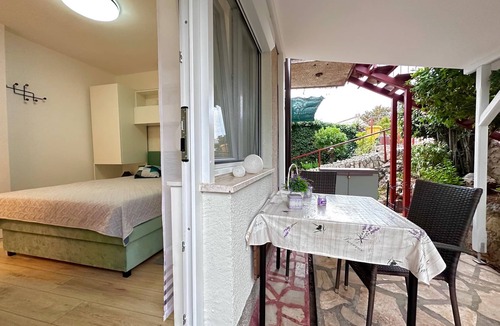 Krk Apartment | Tiny Studio Goldie in Krk, air conditioning, WiFi, close to the center