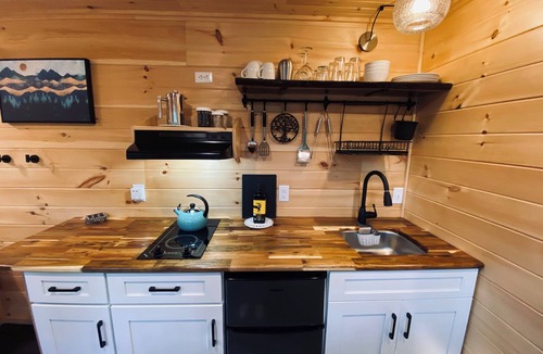 Todd Apartment | Tiny Sustainer-Hot Tub, Fire Table, Romantic Oasis