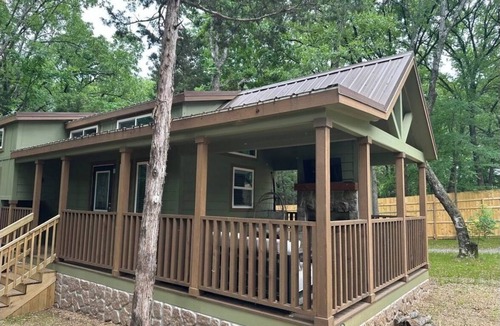 Pottsboro Cabin | Tiny Texoma Treasure: Your Wooded, Lakeside Wonderland - Green House