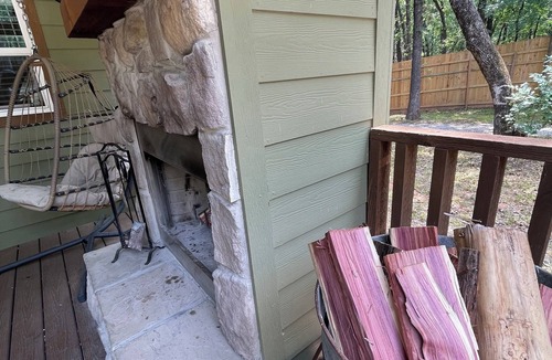 Pottsboro Cabin | Tiny Texoma Treasure: Your Wooded, Lakeside Wonderland - Green House