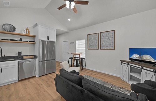 Brazos House | Tiny Twin Lia, New 2 bedroom Fully Furnished Midterm in beautiful Waco
