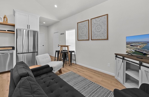 Brazos House | Tiny Twin Lia, New 2 bedroom Fully Furnished Midterm in beautiful Waco