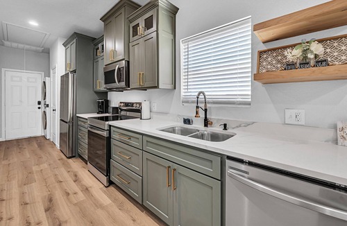 Brazos House | Tiny Twin Mia, Charming 2-bedroom house in wonderful Waco- fully furnished
