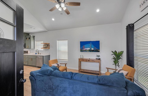 Brazos House | Tiny Twin Mia, Charming 2-bedroom house in wonderful Waco- fully furnished