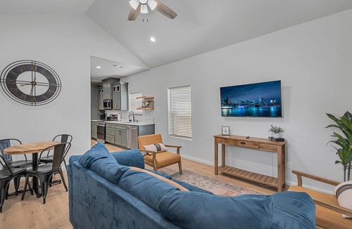 Brazos House | Tiny Twin Mia, Charming 2-bedroom house in wonderful Waco- fully furnished