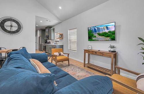 Brazos House | Tiny Twin Mia, Charming 2-bedroom house in wonderful Waco- fully furnished