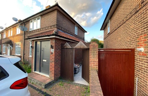 Burnt Oak House | Tiny warm home family